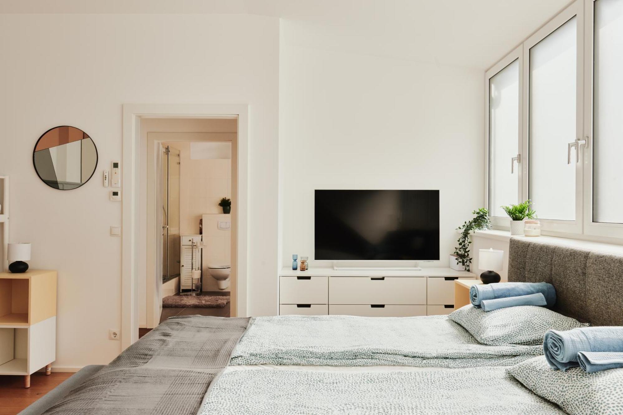 New Spacious Ultra-modern In Westbahnhof Viena